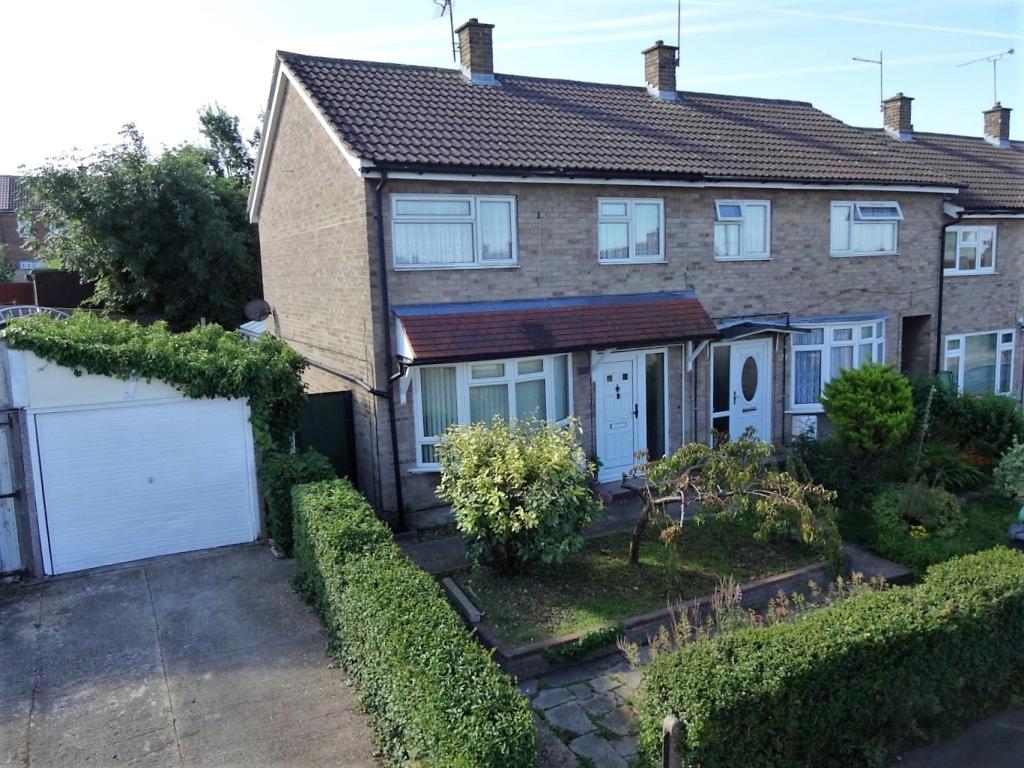 Buy or rent a property | Tithe Farm Road, Dunstable LU5 5JD