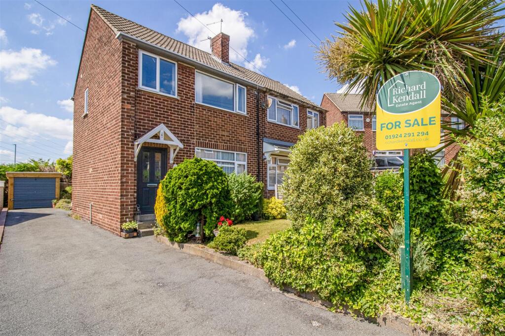 Buy or rent a property | Michael Avenue, Wakefield WF3 4DY