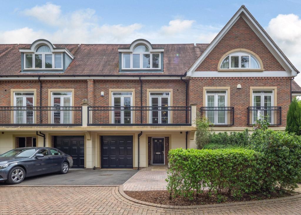 Buy or rent a property | Summerwood, Ascot SL5 9SQ