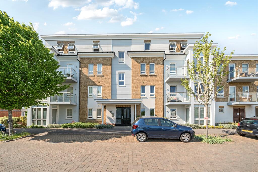 Buy or rent a property | Kingfisher Drive, Maidenhead SL6 8EL