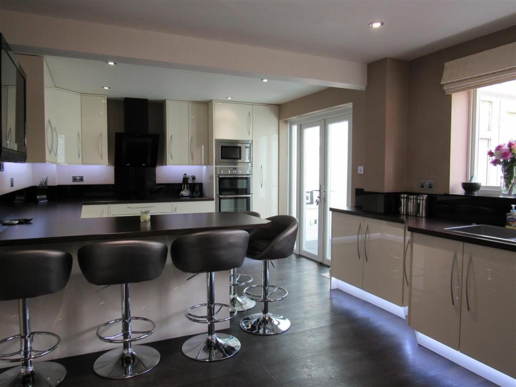 Buy or rent a property | Wakeling Close, Leicester LE8 6QT