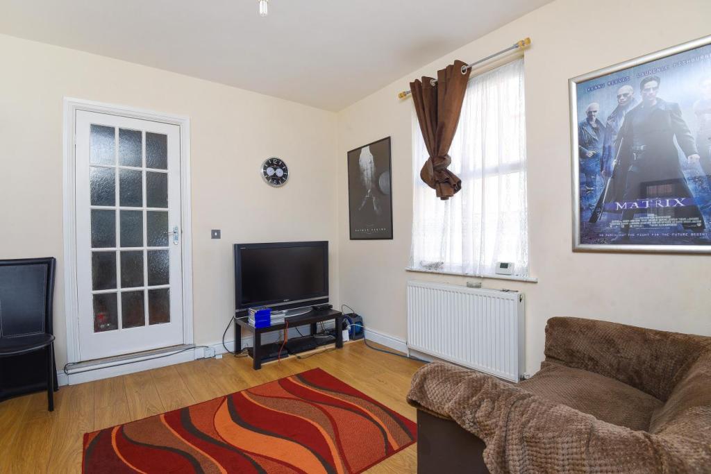 Buy or rent a property | Barmeston Road, London SE6 3BJ
