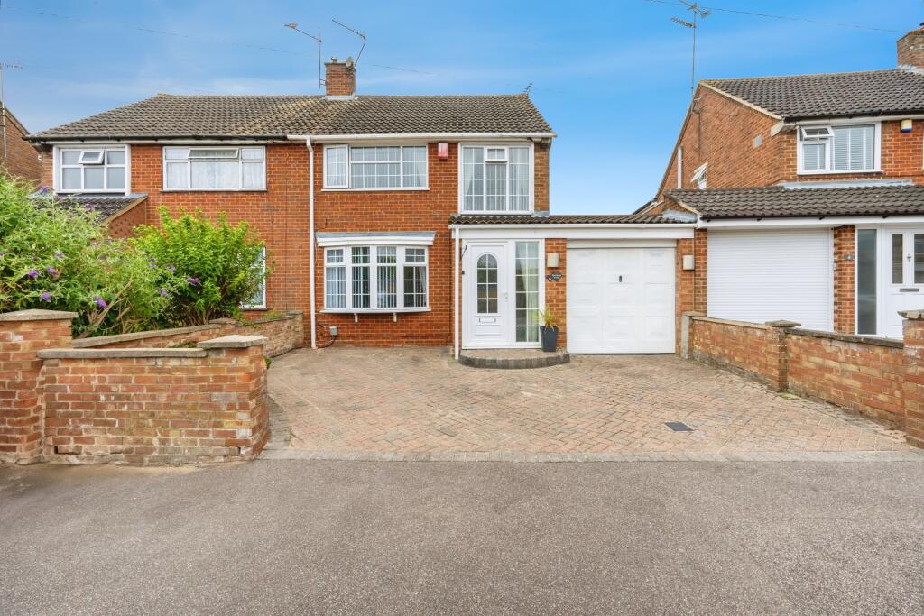 Buy or rent a property | Buckwood Avenue, Dunstable LU5 4PE