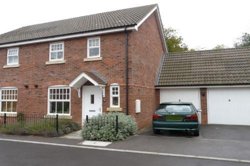 Buy or rent a property | Asparagus Close, Reading RG7 3WY