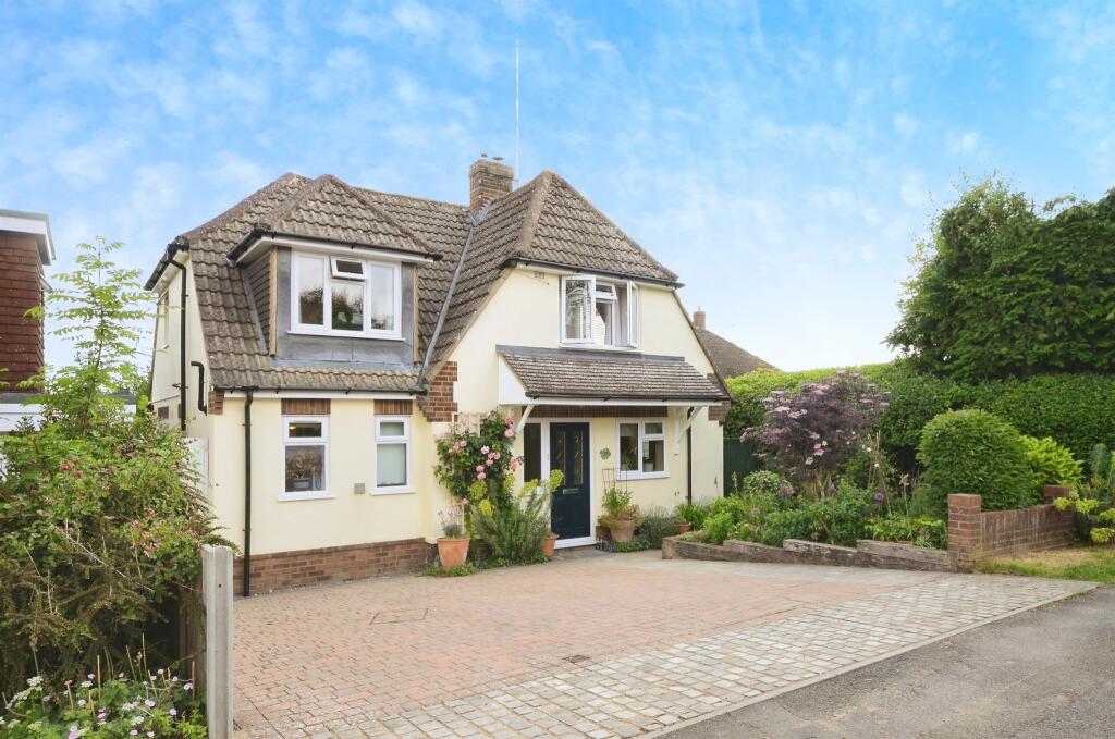 Buy or rent a property | Molescroft, Harpenden AL5 3LS