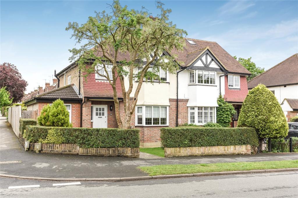 Buy or rent a property | Field Way, Rickmansworth WD3 7EJ