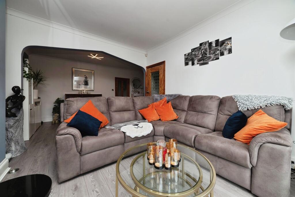 Buy or rent a property | Braemar Avenue, Hull HU6 7UE