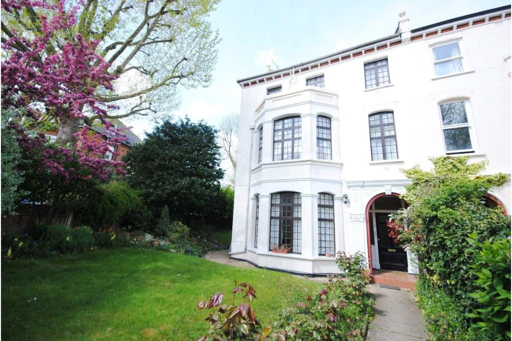 Buy or rent a property | Grove Park, London SE5 8LG