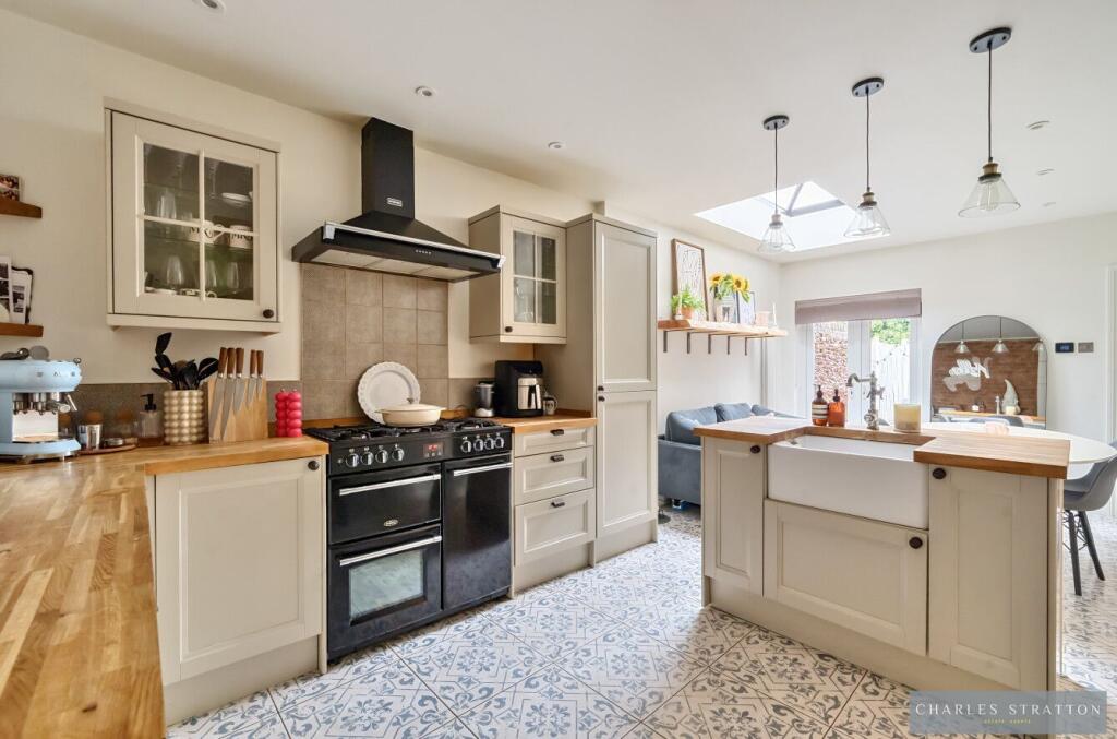 Buy or rent a property | Shaftesbury Road, Romford RM1 2QJ