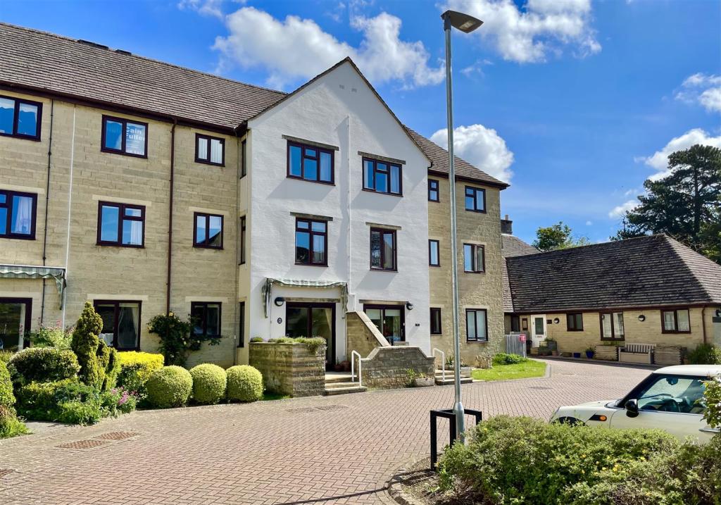 Buy or rent a property | Trafalgar Road, Cirencester GL7 2EN