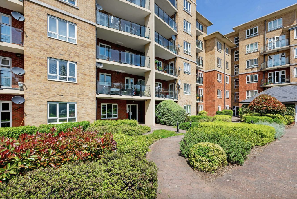 Buy or rent a property | Glebelands Close, London N12 0AL