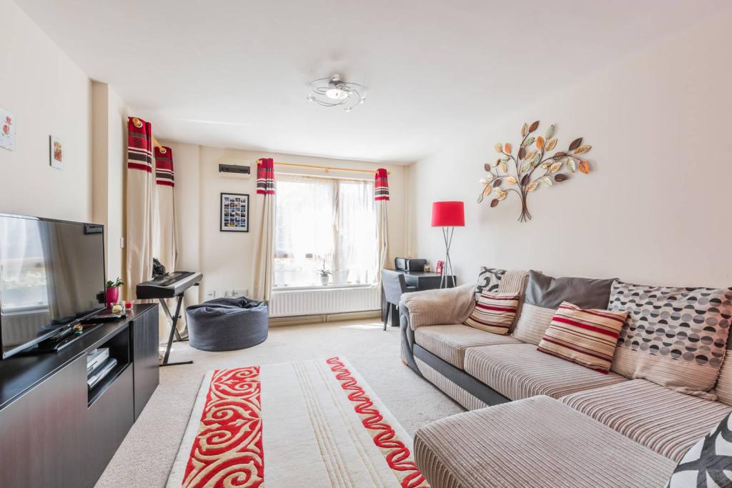 Buy or rent a property | Wattsdown Close, London E13 0NY