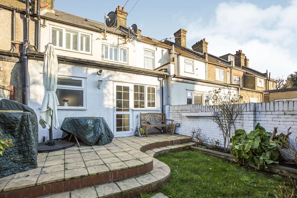 Buy or rent a property | Lincoln Road, London E13 8LP