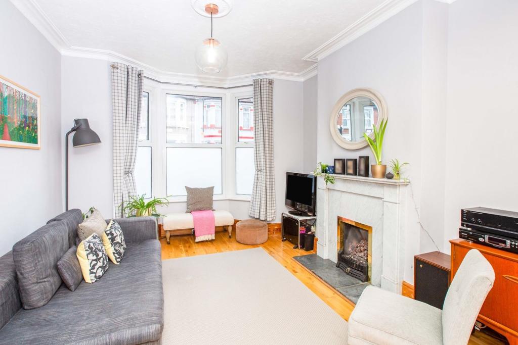Buy or rent a property | Loxford Avenue, London E6 3DB