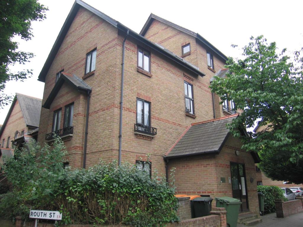 Buy or rent a property | Hallywell Crescent, London E6 5XP
