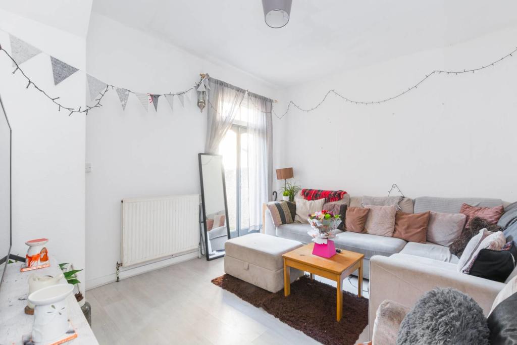 Buy or rent a property | Station Road, London E7 0ES